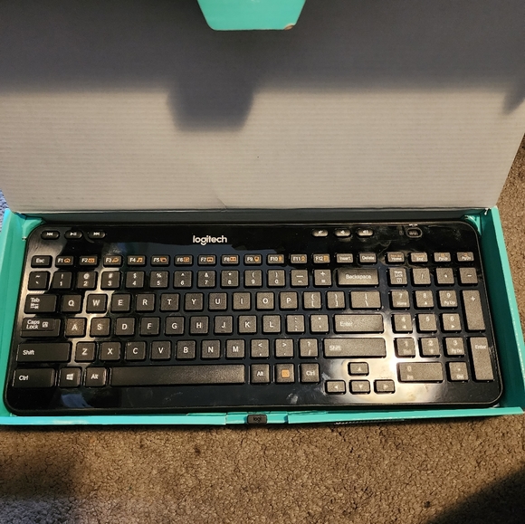 WIRELESS LOGITECH KEYBOARD - Picture 2 of 2